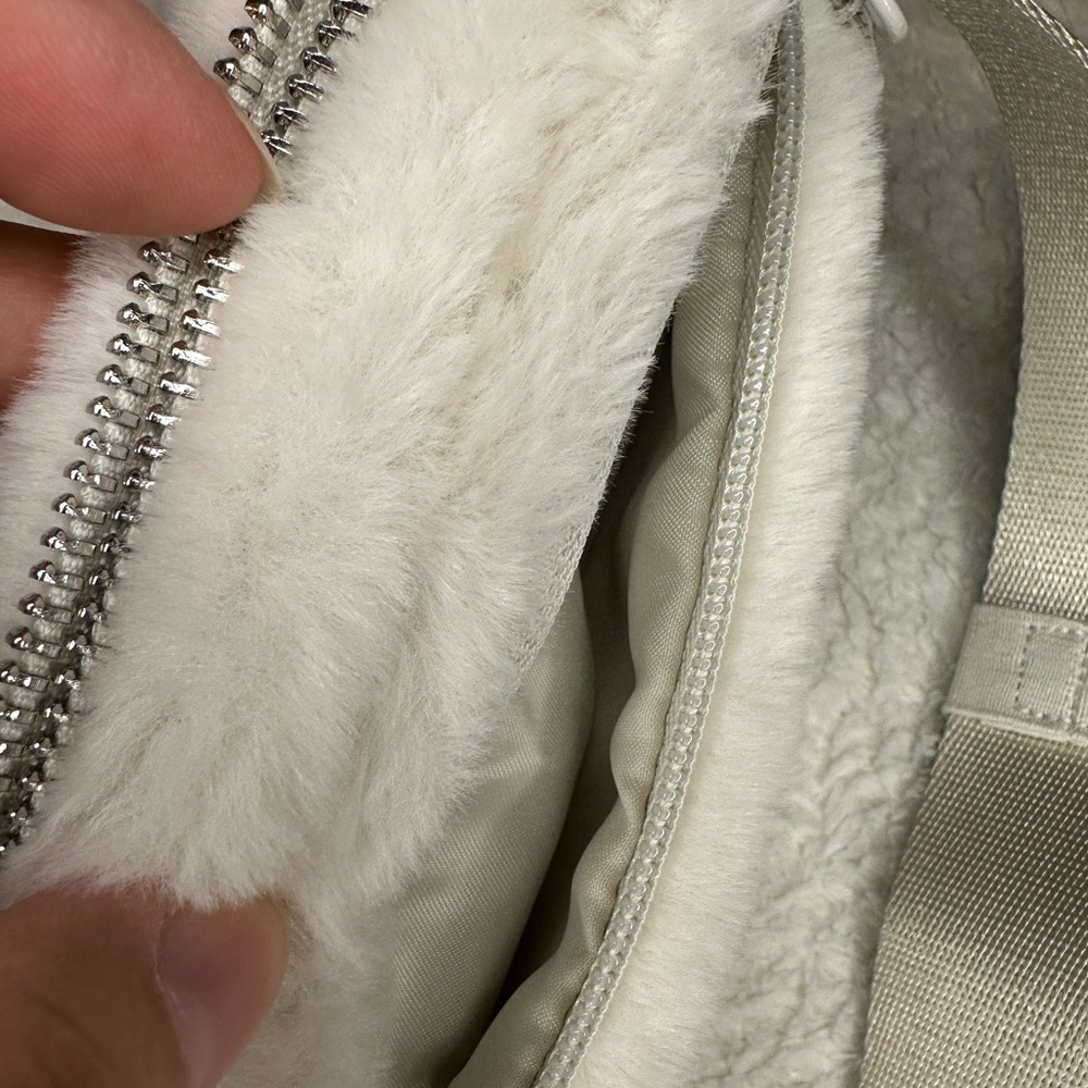 lululemon athletica Everywhere Belt Bag
Plush Fleece - Picture 9 of 9